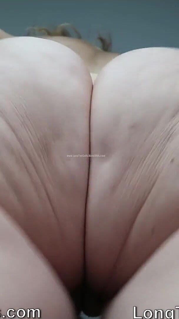 Long Toe Sally Big Buns: Dick Me a Load Hollister
