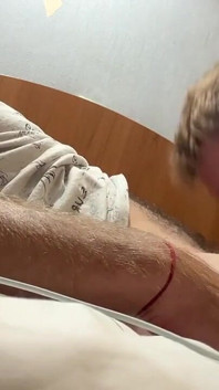 Chupar um ao outro com padrasto e gozar na boca no hotel