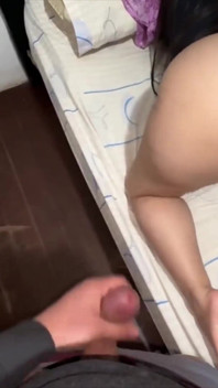 Sogra rabuda limpa o quarto do genro