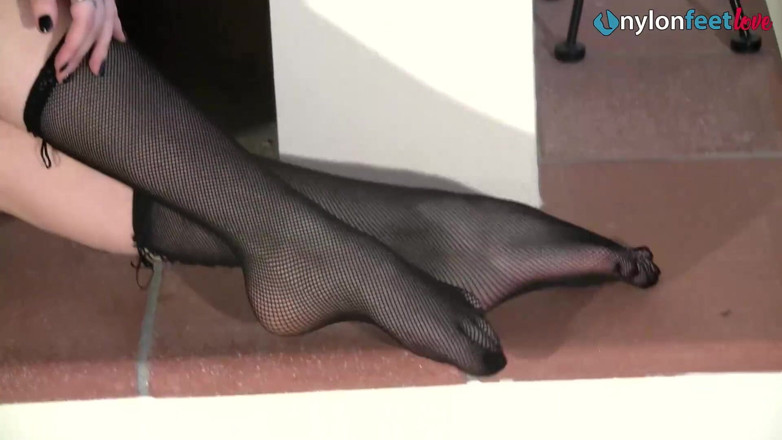 Best Nylon Feet Videos: Si rambut cokelat cantik dengan tubuh bertato menunjukkan kakinya dengan...