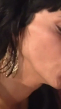 Valentine Demy Arkadaşıyla Bir Penis Paylaşıyor
