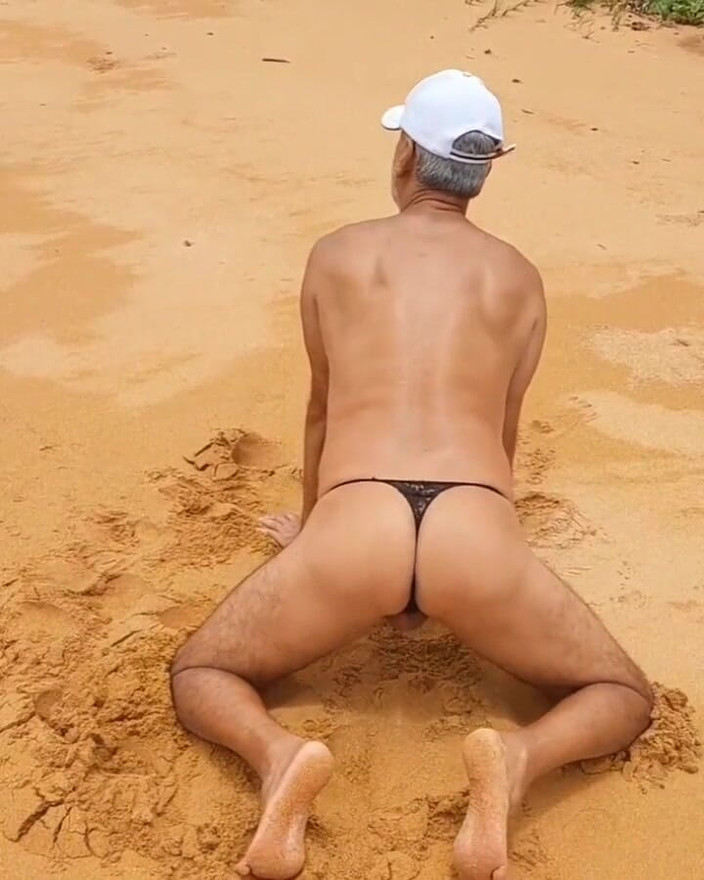 Ladysilvas: Ladysilva crossdresser di pantai dengan celana dalam seksi banget