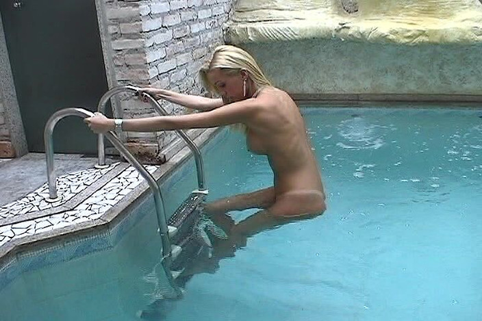 Nikki Montero: Bintang porno tgirl pirang renata davila masturbasi, memasukkan dildo dan...