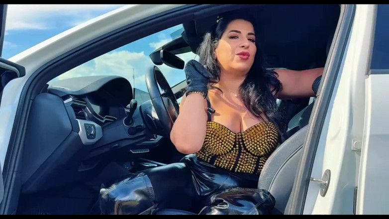 LadyAyse5: La porte s’ouvre : Lady Ayse sort