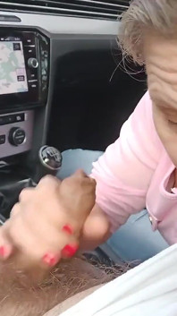 Jalang awam menghisap orang asing dengan cepat di dalam kereta di tempat letak kereta dengan batang yang begitu kecil dia tidak boleh mengongkeknya