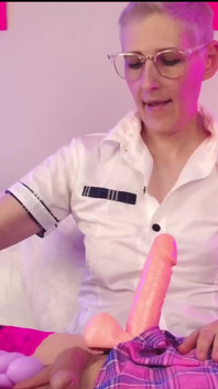 펨보이의 정액을 도와주는 새엄마