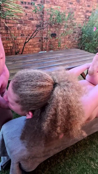 Blond milf pokazująca swoje nagie stopy podczas ssania kutasa