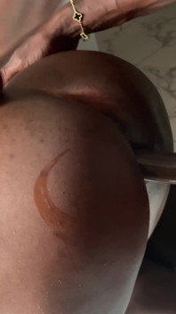 Une grosse bite noire bien sûr