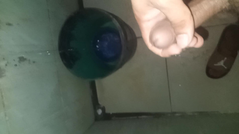 Cute boy jerks off: Lelaki pancut mani mengambil masanya untuk menyentuh dirinya di bilik...