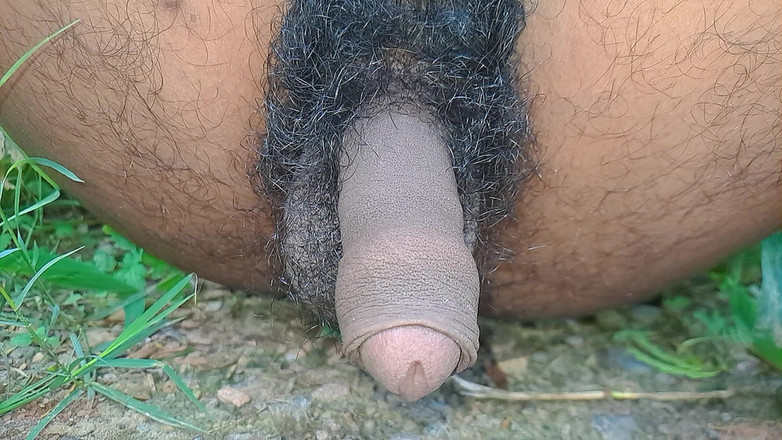 Desi_Porn_India: Hintli ateşli eşcinsel tek başına ormanda işiyor.