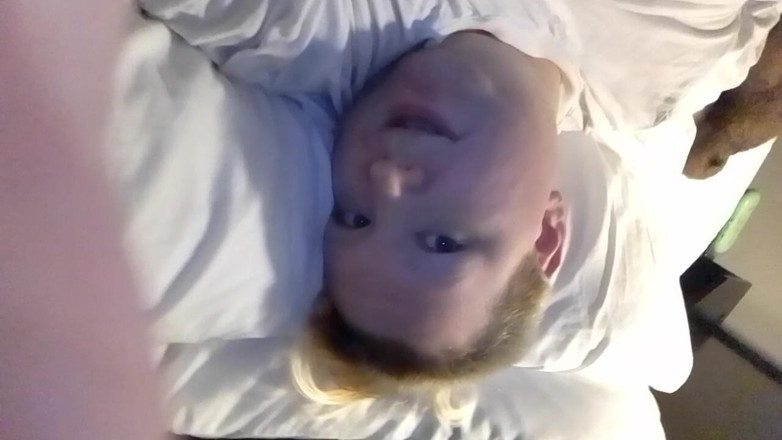 Roxxie rae page: Masturbação tarde da noite no hotel