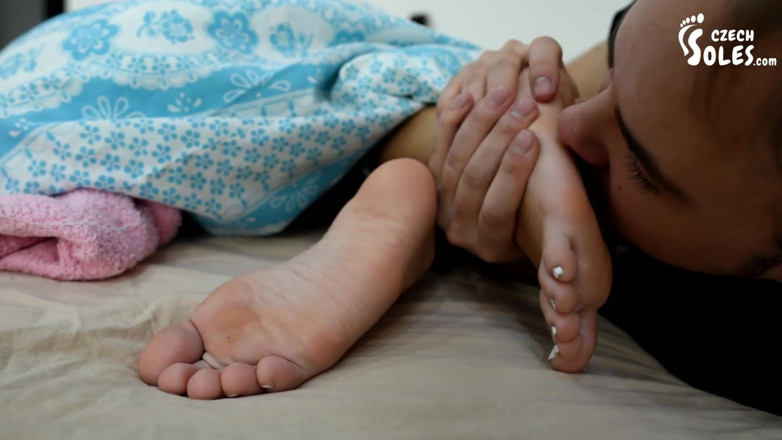 Czech Soles - foot fetish content: Kaki mungil wendy yang dingin sedang butuh perhatian