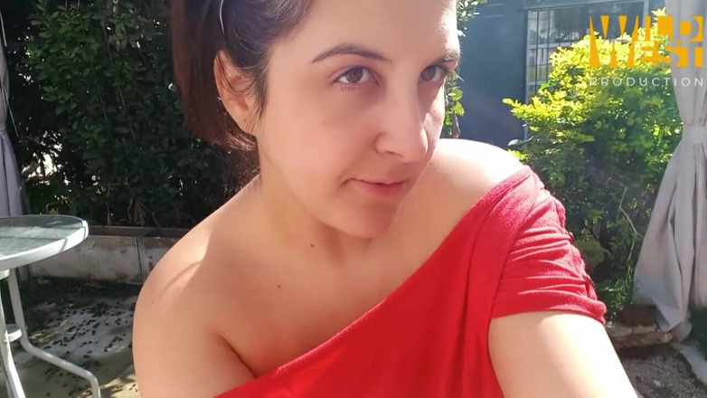 WildLooner: Zjedz gumę do żucia na zewnątrz, pokazując swoje piersi.