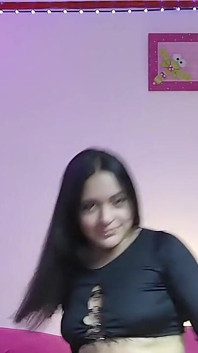 Linda Petite fica excitada enquanto enfia os dedos na bunda
