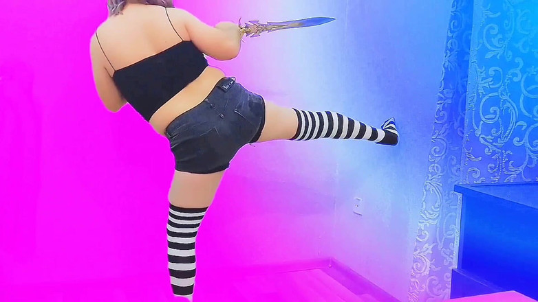 Kitty_Cross: Robe courte, une trans sexy danse en solo, strip-tease, gros...