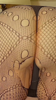 Büyük sulu götlü tesettürlü olgun beyaz orta yaşlı seksi kadın külotlu çoraplı şişman götüyle teşhir ediyor, gösteriyor ve azdırıyor - iri güzel kadın ssbbw