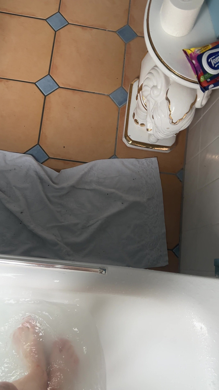 SweetLucy96: Heiße Blondine Rasiert Sich