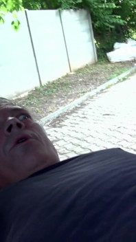 Drsný sex v autě s brunetkou s velkým zadkem