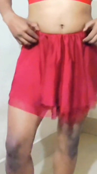Latina Ladyboy Dance v červeném sexy prádle