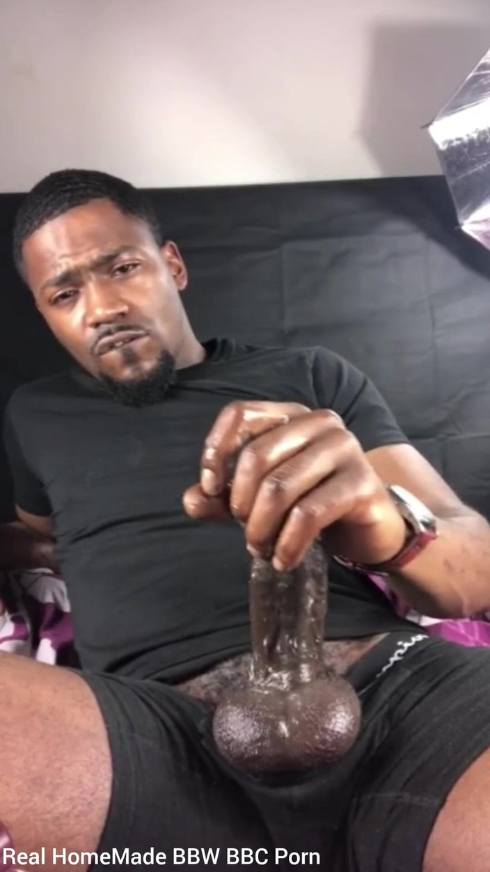 Big black cock BBCee: Quay tay xuất tinh mạnh