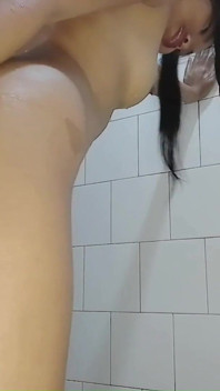 Saya miang di bilik mandi selepas kolej