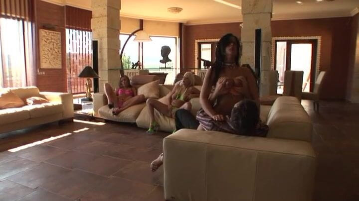 Hot Girlz: Wunderschönes bikini-modell der damen hat eine schnelle orgie mit reichen...