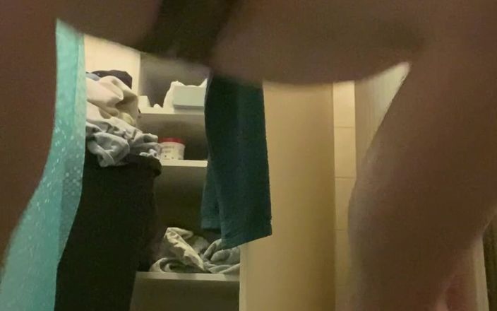 House mate: Kerel pist in broek en neukt zijn eigen kontgaatje