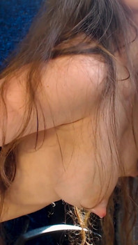 Joven madrastra caliente con grandes tetas de leche masturbándose