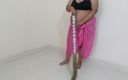 Aria Mia: Сексуальная тетушка занимается сексом с метлой во время подметания дома - хинди Ясный звук