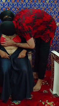Büyük yuvarlak memeli Müslüman orta yaşlı seksi kadın sikimi yakaladı ve bekleme odasında benimle seks istiyor