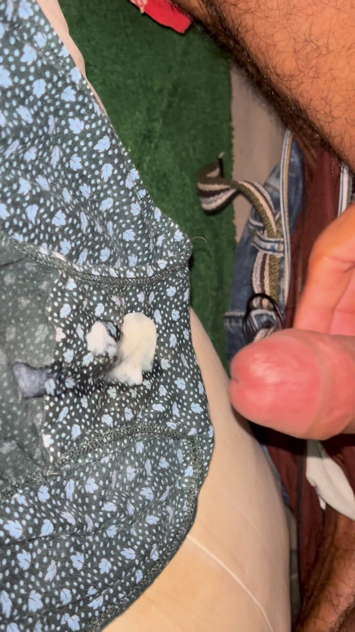 Cumlover35804: Bakire üvey kız kardeşimi avliyorum aşırı kirli iç çamaşırı