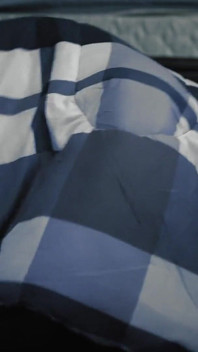 La pura milf tabù Mona Galles desidera più cazzo così lascia che l'amico del figliastro si unisca al marito e a letto