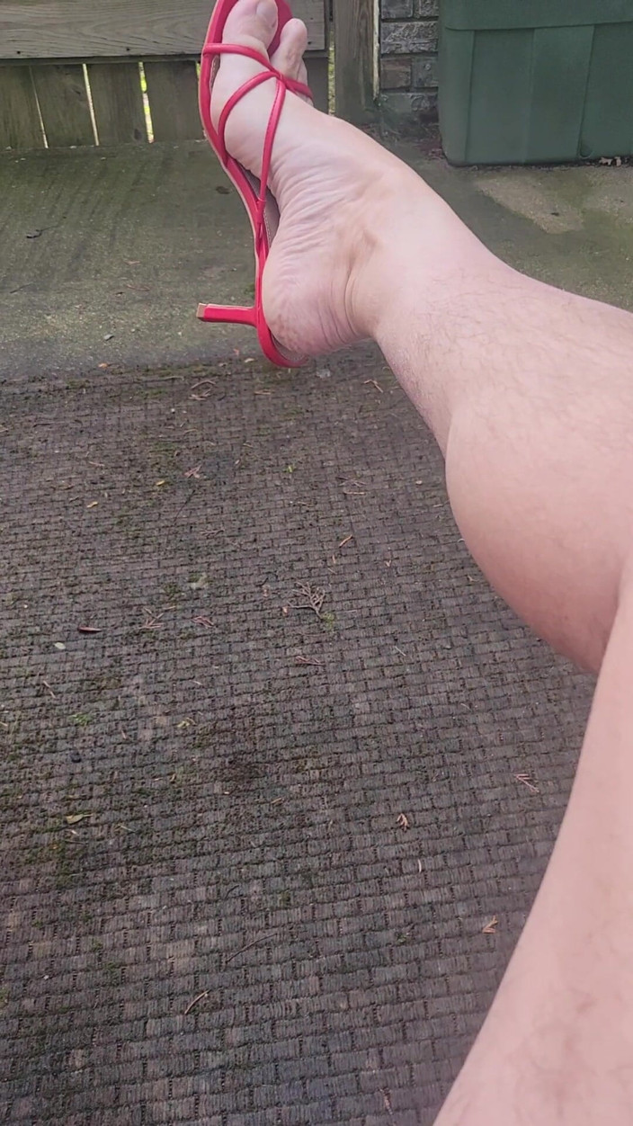 Feet Lover: Encore une éjaculation en talons dehors !