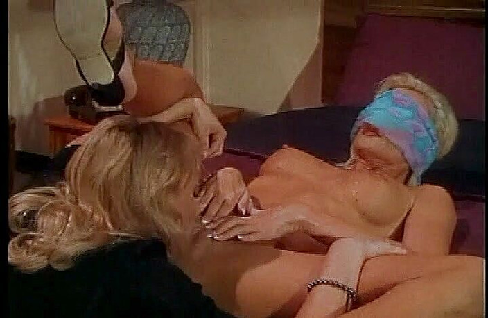 Perfect Porno: Sarışın saçlı ateşli genç evli kadın kocasının asistanıyla lezbiyen seks...