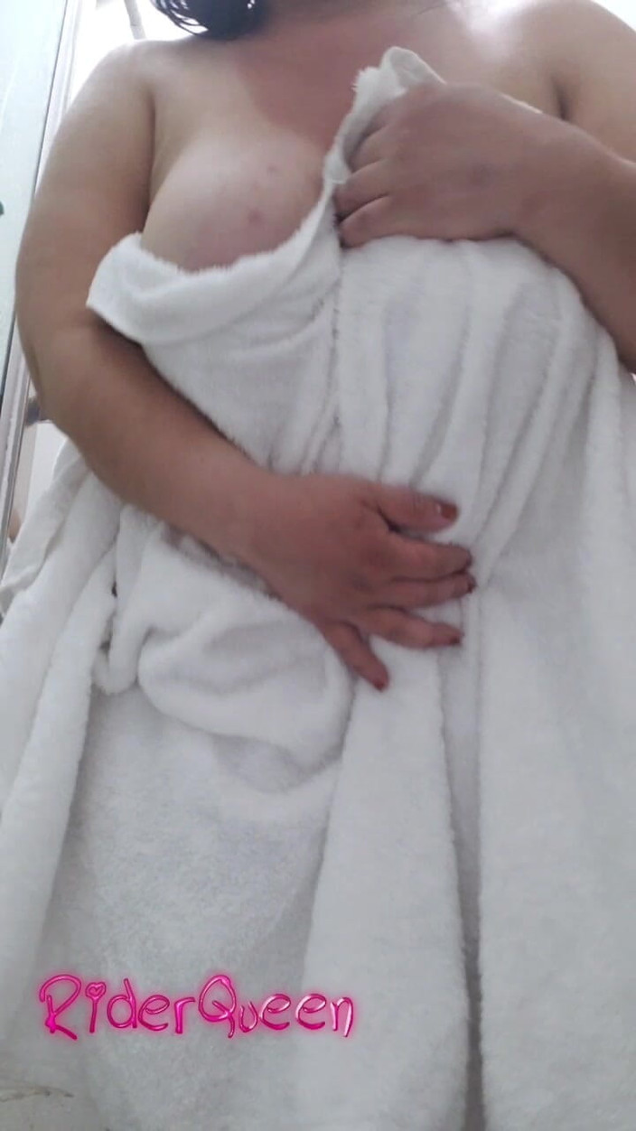 Riderqueen: İri güzel kadın duştan çıkıyor ve kendini kurutuyor