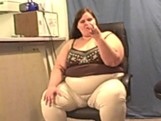 BBW nurse Vicki adventures with friends: Awek montel super saiz Angie mengunyah dan menghisap air mani...