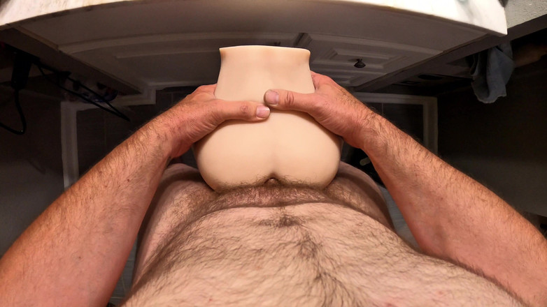 Milf and Beard: 新しいおもちゃを試してみる。