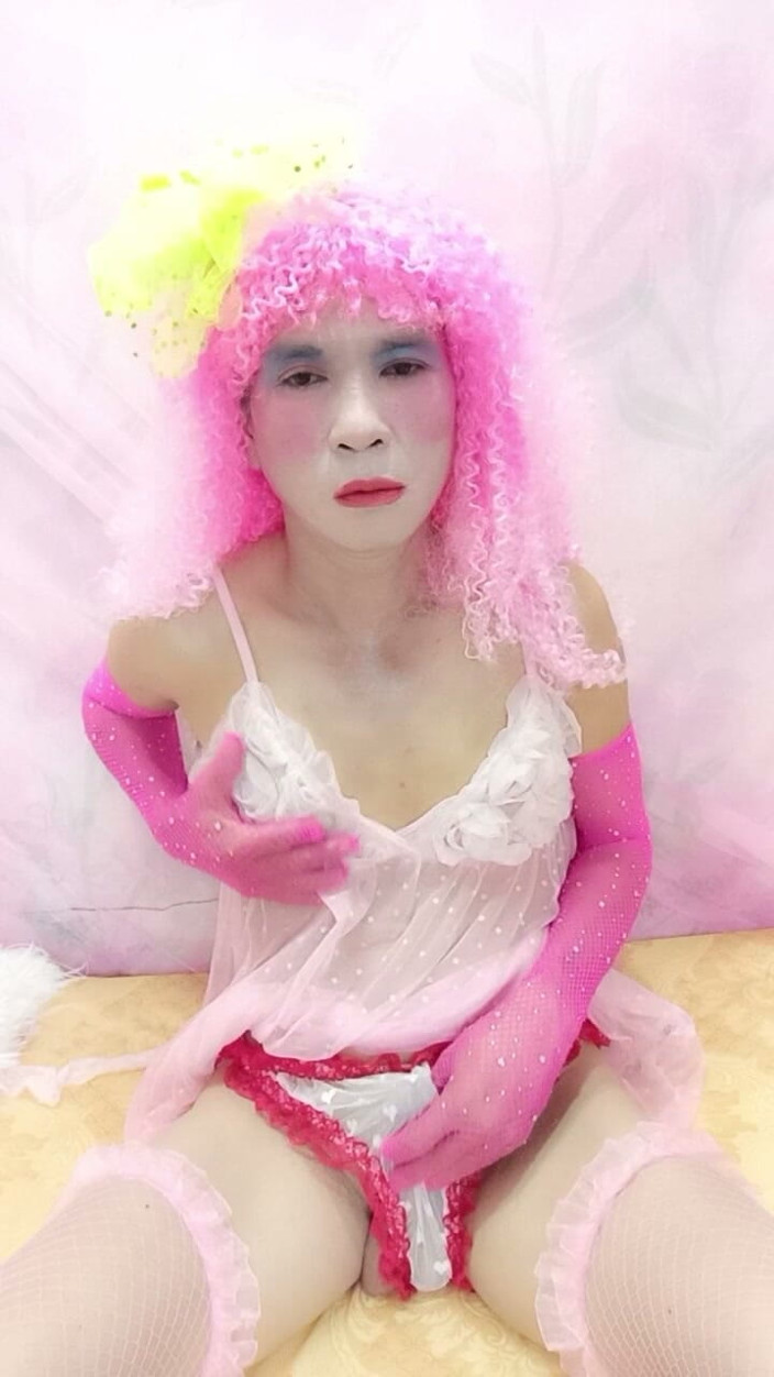 nguyen dang thien tri: Oanh Le Transgender Wearing Sexy Clothes Selfie Cups Tinh