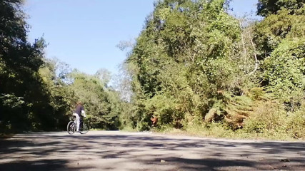 Culopeke: Junger mann spielt mit seinem fahrrad mit dildo in seinem...