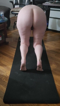 和热辣胖美女的晨间瑜伽！