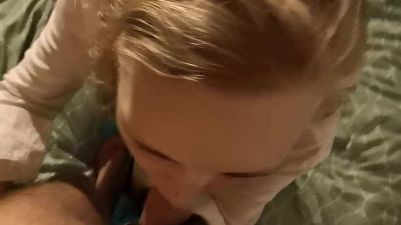 Extreme Anal Lovers: Zittend op grote rode plug en zuigend