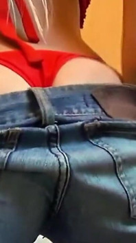 นมใหญ่ลาติน่าในกางเกงยีนส์รัดรูปถอดเสื้อผ้า
