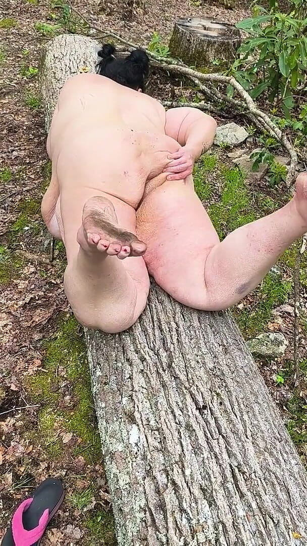 Naked and Dirty Feet She Knows How to Get You to Beat Your Meat (Davis desires)