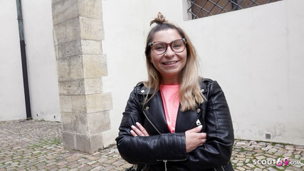 German Scout: German Scout - vnadná studentka Vivienne vyzvedá a šuká na pouličním castingu