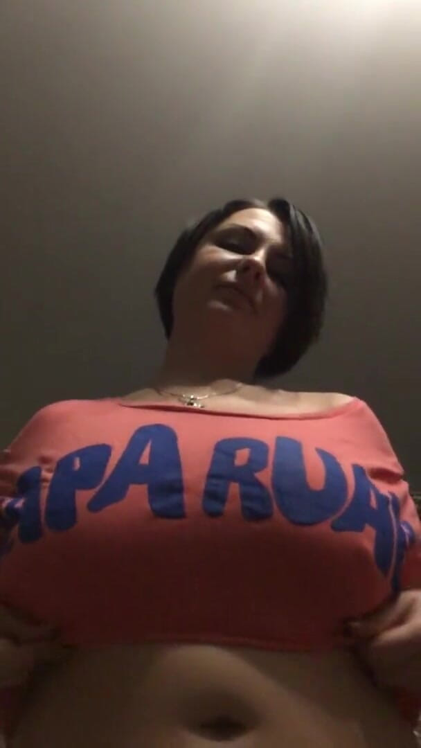 Sexy Milf: ¡Las tetas quieren salir de la camiseta! Libertad para las...