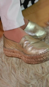 Jeans attillati, Glitterate di espadrillas e piedi in nylon primo piano