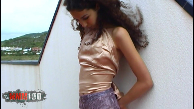 MMM100: Safia, die schöne dünne arabische teen safia in leggings auf...