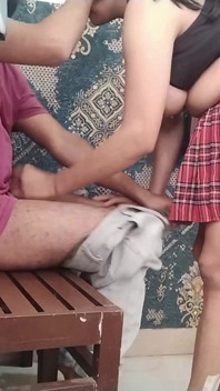 새 짧은 유니폼으로 섹스를 위해 의붓아빠를 유혹하는 소녀
