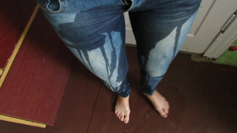 SexyAnka: これはあなたにです。脚から舐め取って。