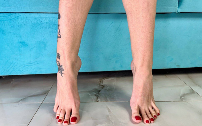Julia domaina: Piedi nudi con dita lunghe, unghie dei piedi rosse polacche